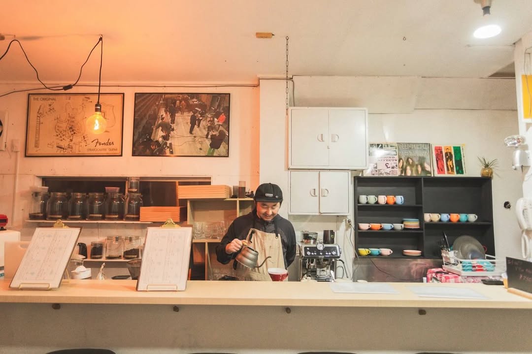 コーヒーを入れる男性