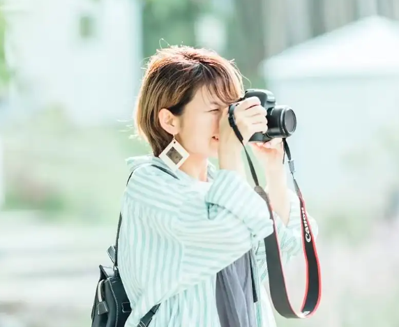 撮影をしている女性